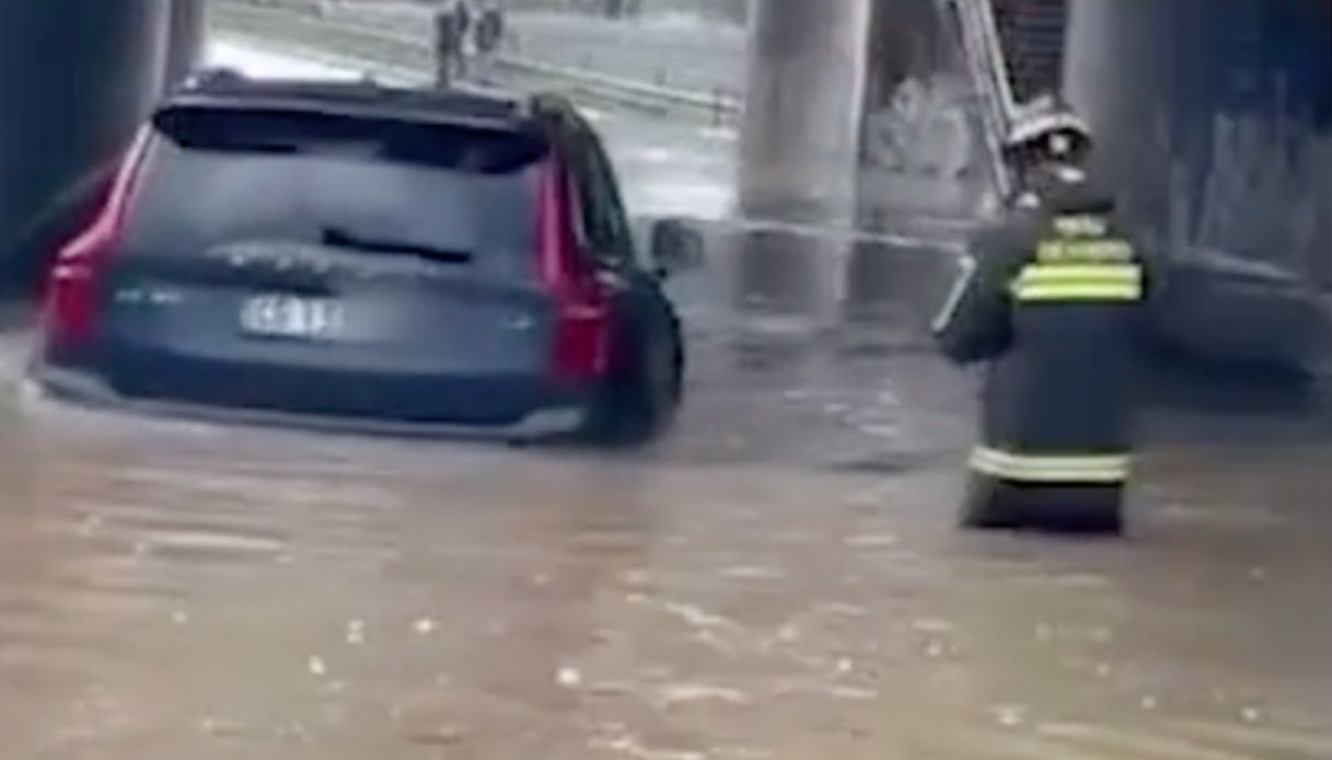 Paura a Sesto Fiorentino dove è esondato il Rimaggio per maltempo, il video delle strade allagate dall