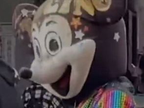 Vestito da Topolino a Napoli minaccia i passanti ed estorce denaro dopo le foto, l'avvertimento sui social