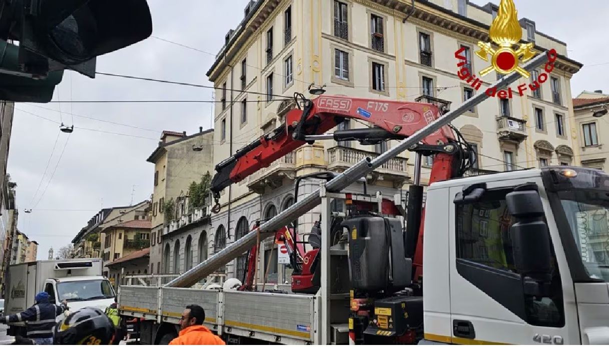 https://wips.plug.it/cips/notizie.virgilio.it/cms/2025/03/tram-camion-milano-traffico-corso-italia.jpg