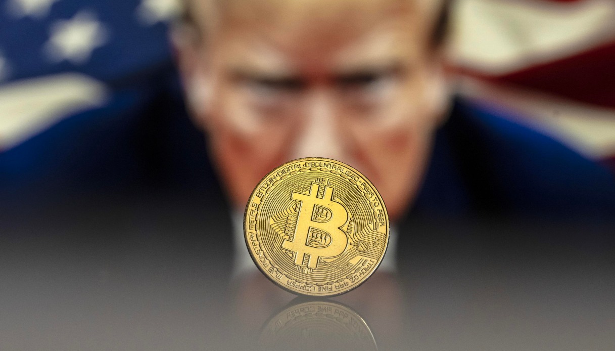 https://wips.plug.it/cips/notizie.virgilio.it/cms/2025/03/trump-bitcoin.jpg