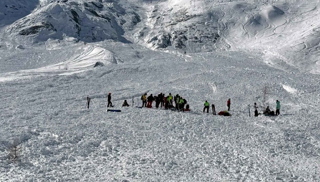 Scialpinisti travolti da una valanga sul Tonale, in tre sotto la neve: un morto e un ferito