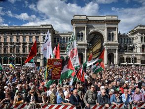 25 aprile, tensioni a Milano e Roma durante i cortei: contestazioni contro Sala, bruciata la bandiera Nato
