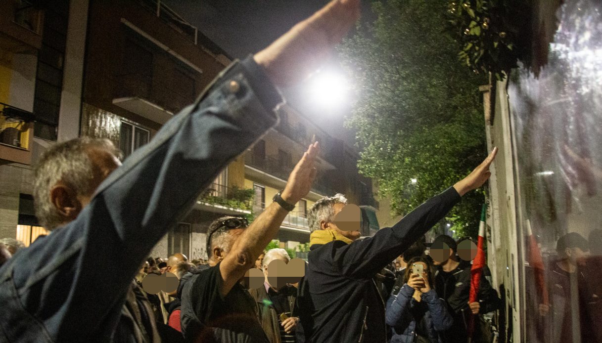 Saluto romano chiude il corteo in memora di Ramelli a Milano