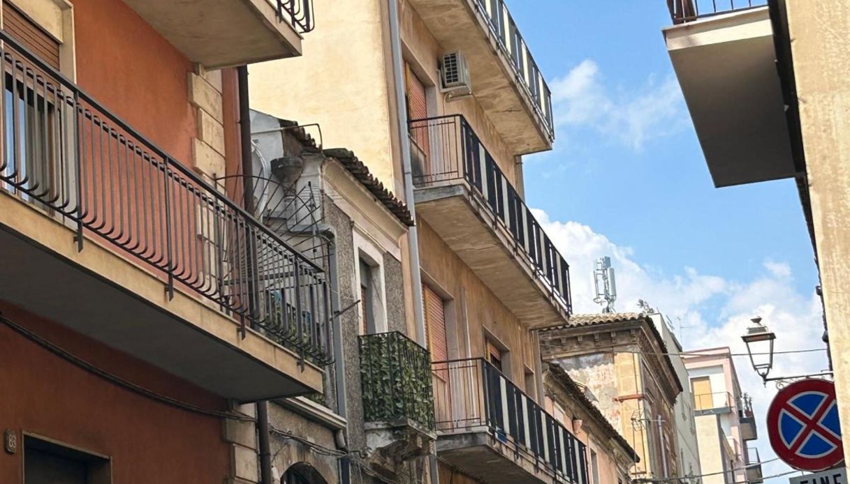 https://wips.plug.it/cips/notizie.virgilio.it/cms/2025/04/depressione-post-partum-misterbianco.jpg