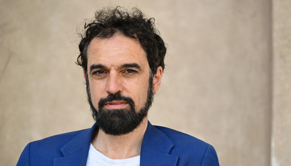 https://wips.plug.it/cips/notizie.virgilio.it/cms/2025/04/dino-giarrusso-isola-dei-famosi.jpg