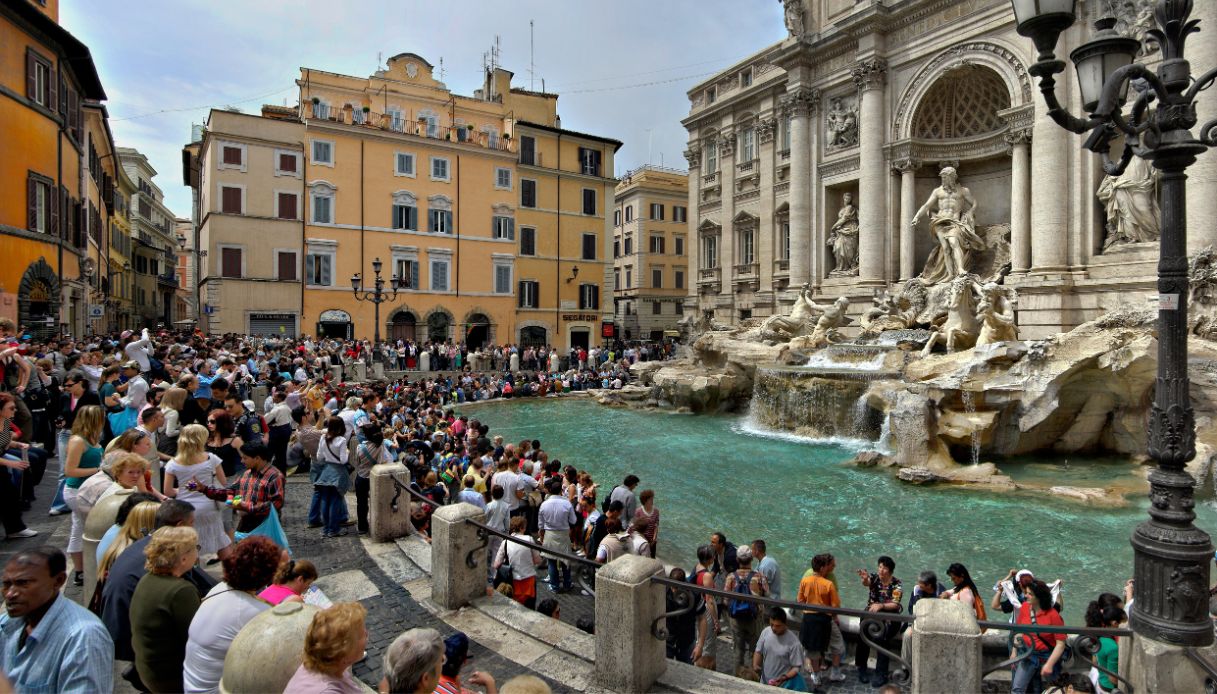 La Francia critica Roma, Le Monde paragona la città a Disneyland per via del turismo di massa