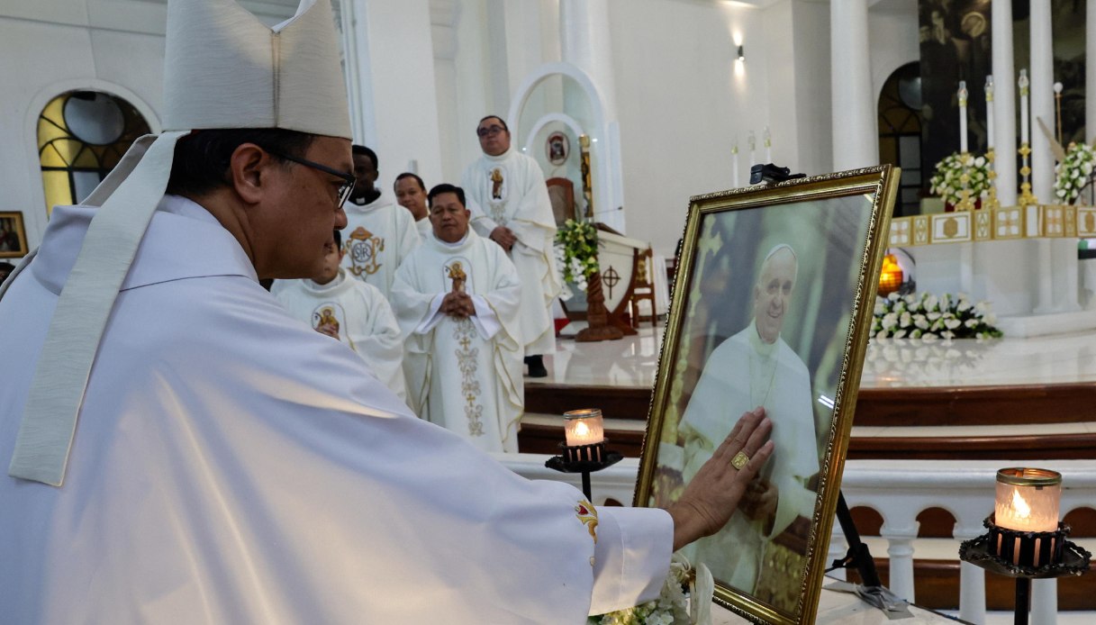 https://wips.plug.it/cips/notizie.virgilio.it/cms/2025/04/funerali-papa-francesco-2.jpg