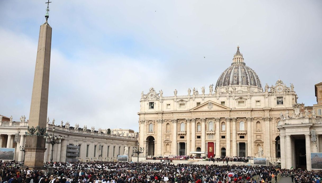 Sicurezza funerali Papa Francesco, uscita del feretro dalla basilica di San Pietro: le immagini dall Sicurezza funerali Papa Francesco, uscita del feretro dalla basilica di San Pietro: le immagini dall