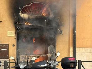 Incendio davanti al Senato, il video delle fiamme nella pasticceria Cinque Lune: 