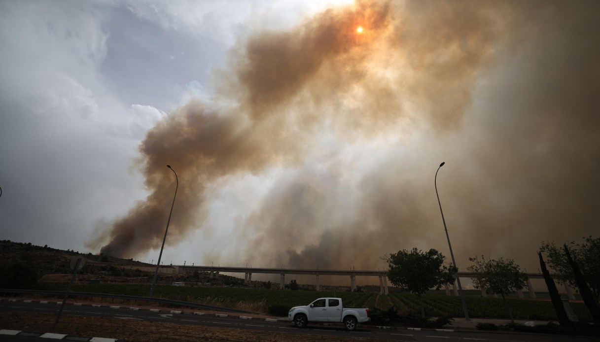 https://wips.plug.it/cips/notizie.virgilio.it/cms/2025/04/israele-incendio.jpg