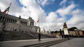 25 aprile, il presidente della Repubblica Sergio Mattarella all’Altare della Patria: le foto della cerimonia