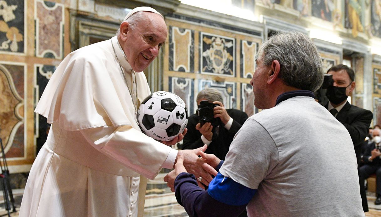 https://wips.plug.it/cips/notizie.virgilio.it/cms/2025/04/papa-francesca-morte-calcio.jpg