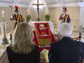 Cos'è la tanatoprassi e come è conservata la salma di Papa Francesco per l'omaggio dei fedeli e i funerali