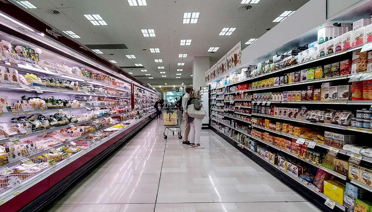 https://wips.plug.it/cips/notizie.virgilio.it/cms/2025/04/supermercati-aperti-1-maggio-italia.jpg