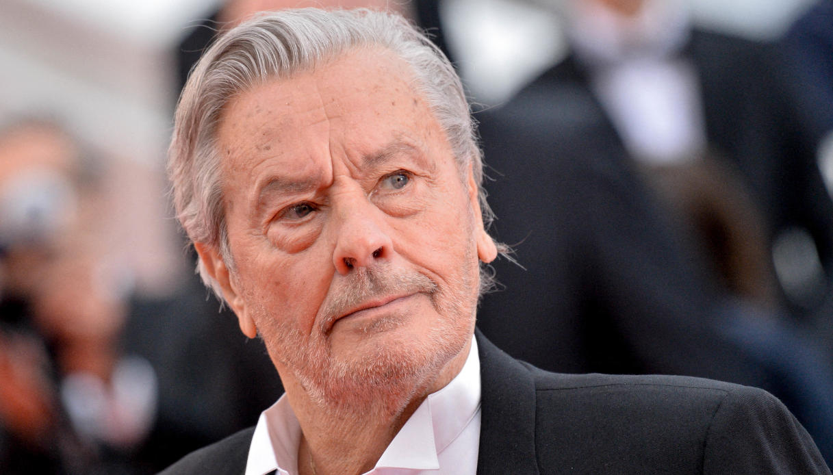 https://wips.plug.it/cips/notizie.virgilio.it/cms/2025/05/alain-delon-libro.jpg