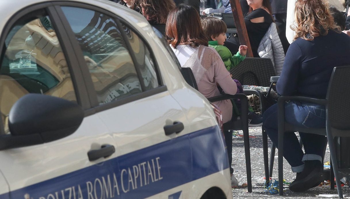 Auto travolge i tavoli di un ristorante a Roma in zona Trieste, almeno 5 feriti: "Siamo vivi per miracolo" Auto travolge i tavoli di un ristorante a Roma in zona Trieste, almeno 5 feriti: "Siamo vivi per miracolo"