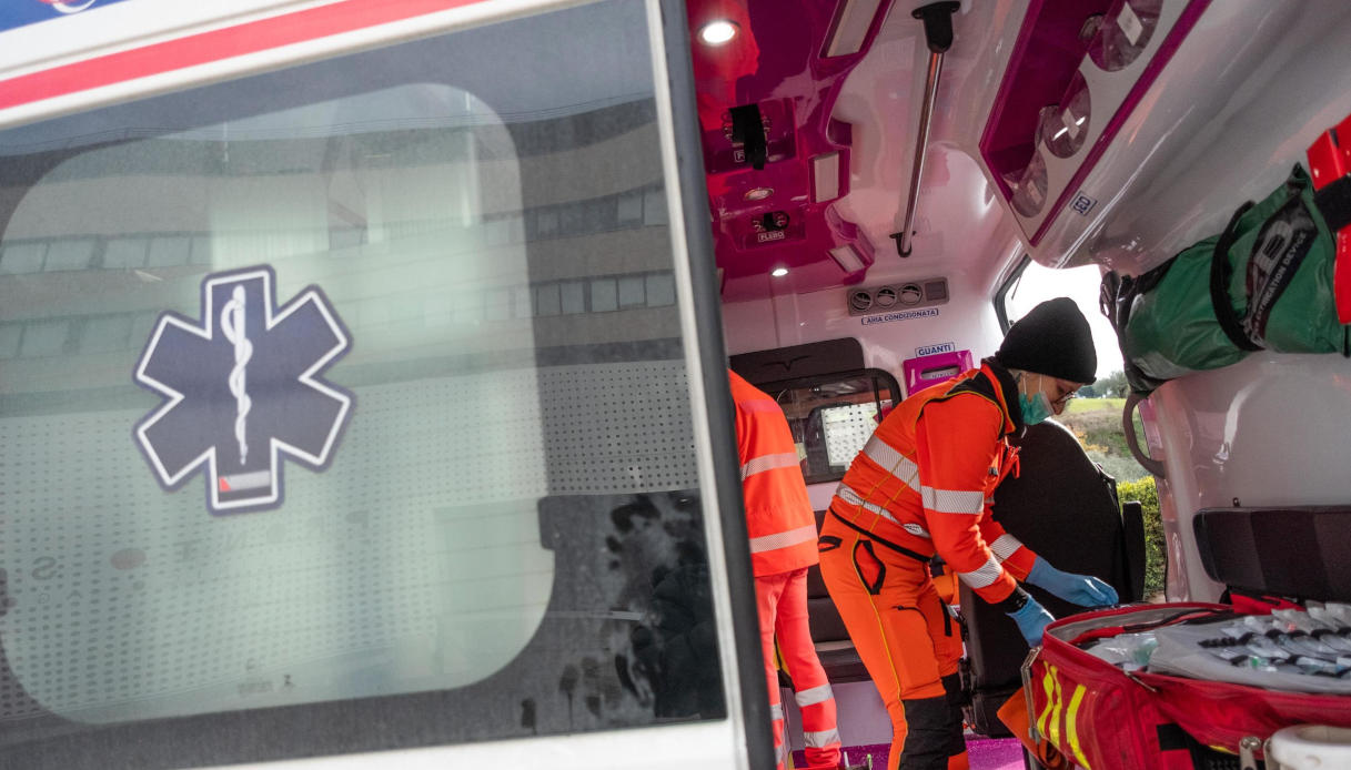 avvolto dalle fiamme mentre fa benzina a monteverde a roma gravissimo dopo l incendio al suv