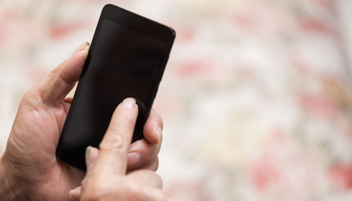 https://wips.plug.it/cips/notizie.virgilio.it/cms/2025/05/blackout-spagna-telefoni.jpg