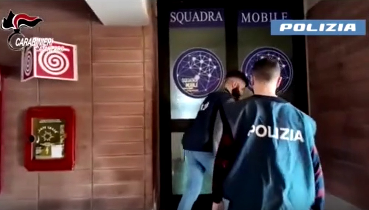 n drangheta il video del blitz a lamezia terme usura ed estorsione 8 arresti per associazione mafiosa