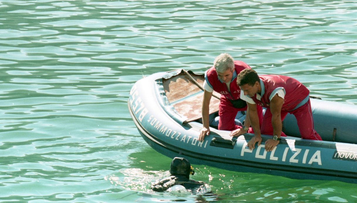 cadavere di una donna trovato nel lago di como non si esclude il suicidio aveva 61 anni