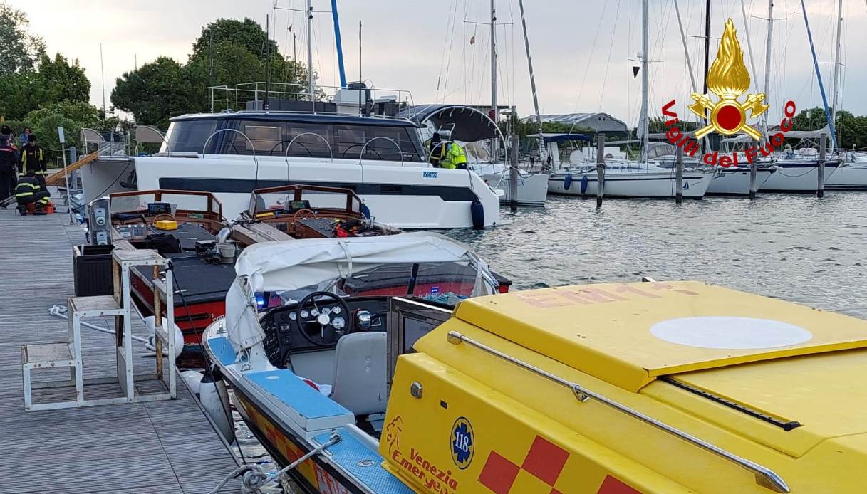 donna cade da catamarano davanti all isola di sant elena a venezia è rimasta impigliata nell elica