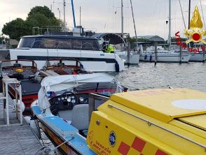 Donna cade da catamarano davanti all'isola di Sant'Elena a Venezia, è rimasta impigliata nell'elica