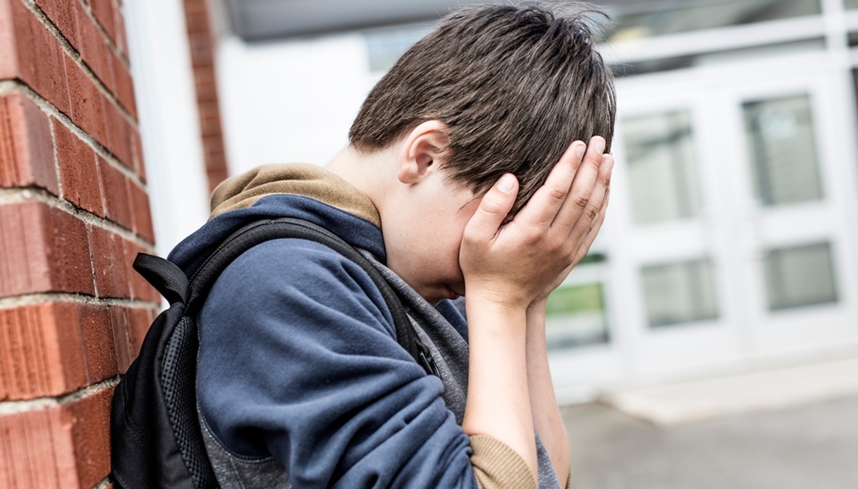 Bambino autistico lasciato sporco in classe dopo i bisogni a Cesa vicino Caserta, la denuncia dei genitori Bambino autistico lasciato sporco in classe dopo i bisogni a Cesa vicino Caserta, la denuncia dei genitori