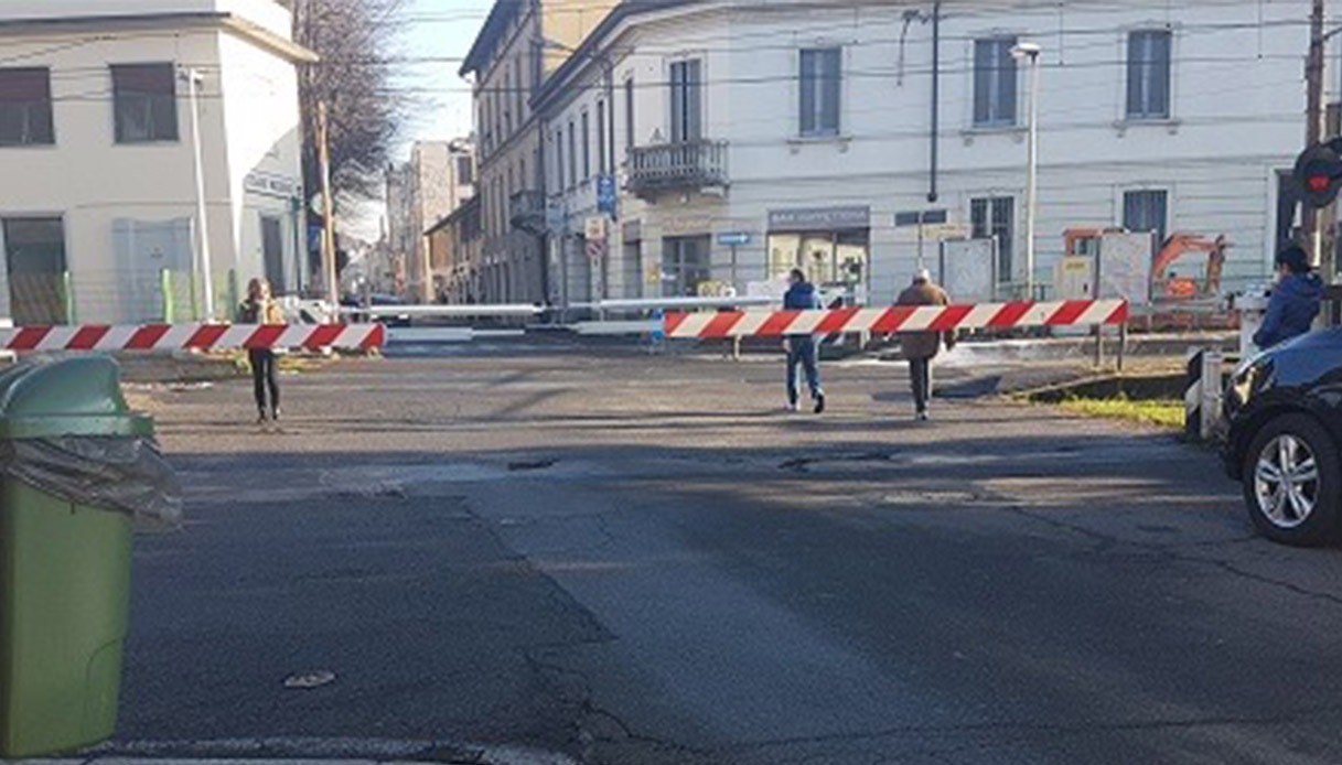 14enne morta travolta dal treno a Cesano Maderno, binari attraversati con le cuffie: la sbarra era abbassata 14enne morta travolta dal treno a Cesano Maderno, binari attraversati con le cuffie: la sbarra era abbassata