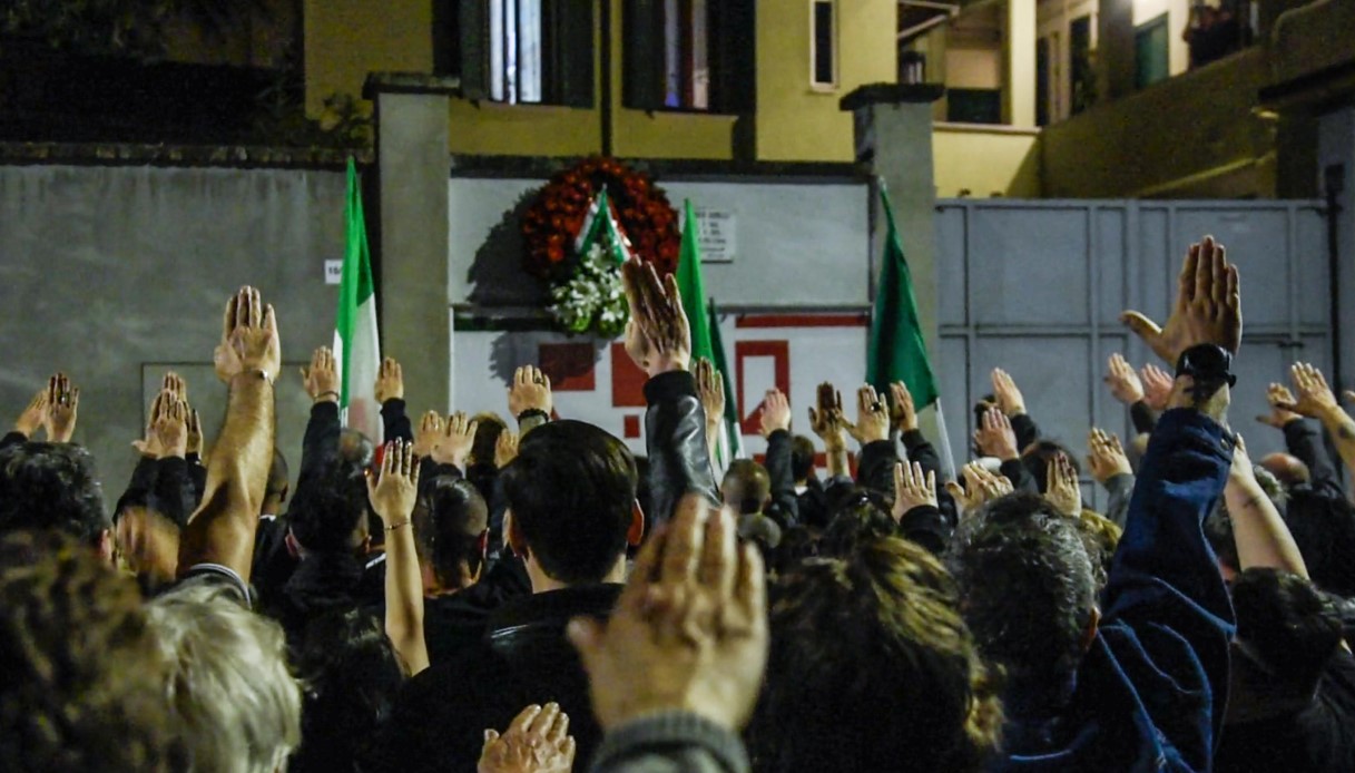 https://wips.plug.it/cips/notizie.virgilio.it/cms/2025/05/corona-di-fuori-sergio-ramelli-fdi-milano.jpg