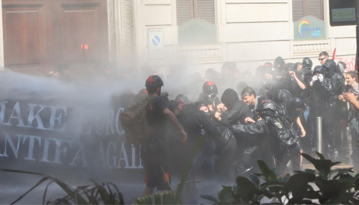 Scontri a Milano durante il corteo contro il Remigration Summit: fumogeni, manganelli e idranti in piazza Scontri a Milano durante il corteo contro il Remigration Summit: fumogeni, manganelli e idranti in piazza