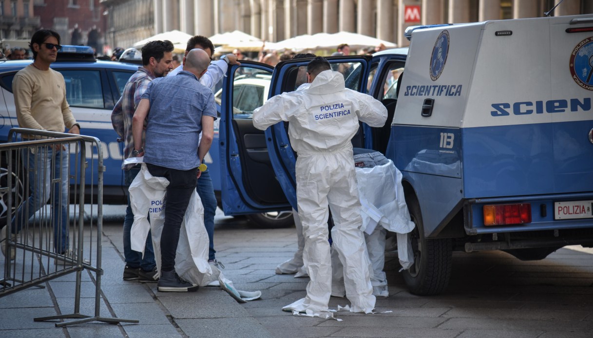 Suicidio di Emanuele de Maria al Duomo di Milano, il racconto dei testimoni: "La piazza si è svuotata subito" Suicidio di Emanuele de Maria al Duomo di Milano, il racconto dei testimoni: "La piazza si è svuotata subito"