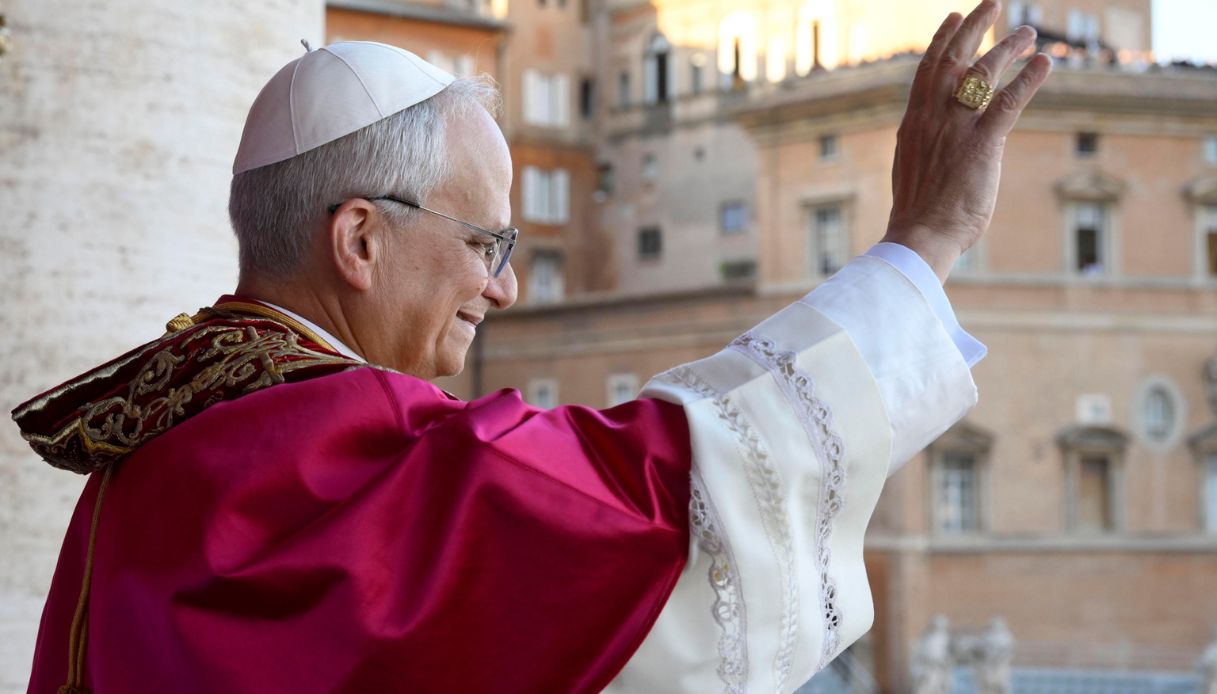 Robert Francis Prevost e il discorso tra italiano e spagnolo, perché ha salutato il Perù dalla Loggia Robert Francis Prevost e il discorso tra italiano e spagnolo, perché ha salutato il Perù dalla Loggia