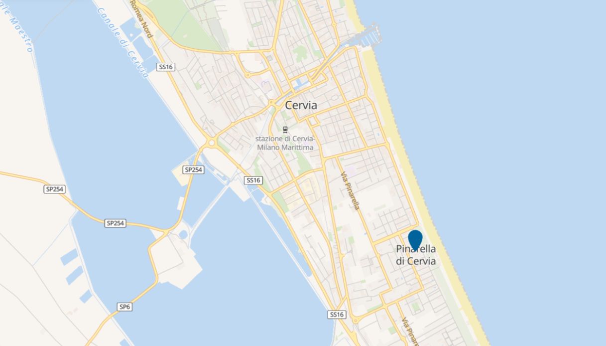 donna travolta ruspa pinarella di cervia