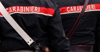 donna-travolta-ruspa-spiaggia-pinarella