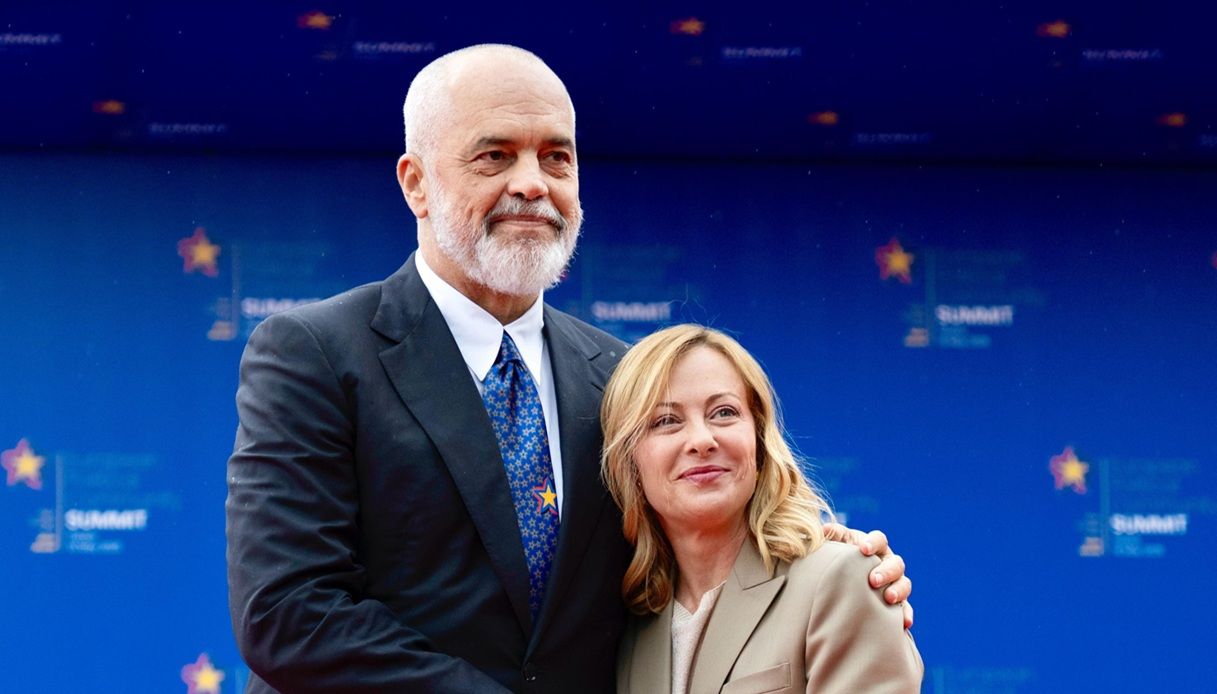 Edi Rama abbraccia Giorgia Meloni
