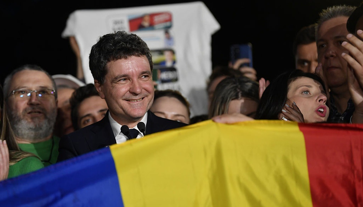 https://wips.plug.it/cips/notizie.virgilio.it/cms/2025/05/elezioni-romania-nicusor-dan-presidente.jpg