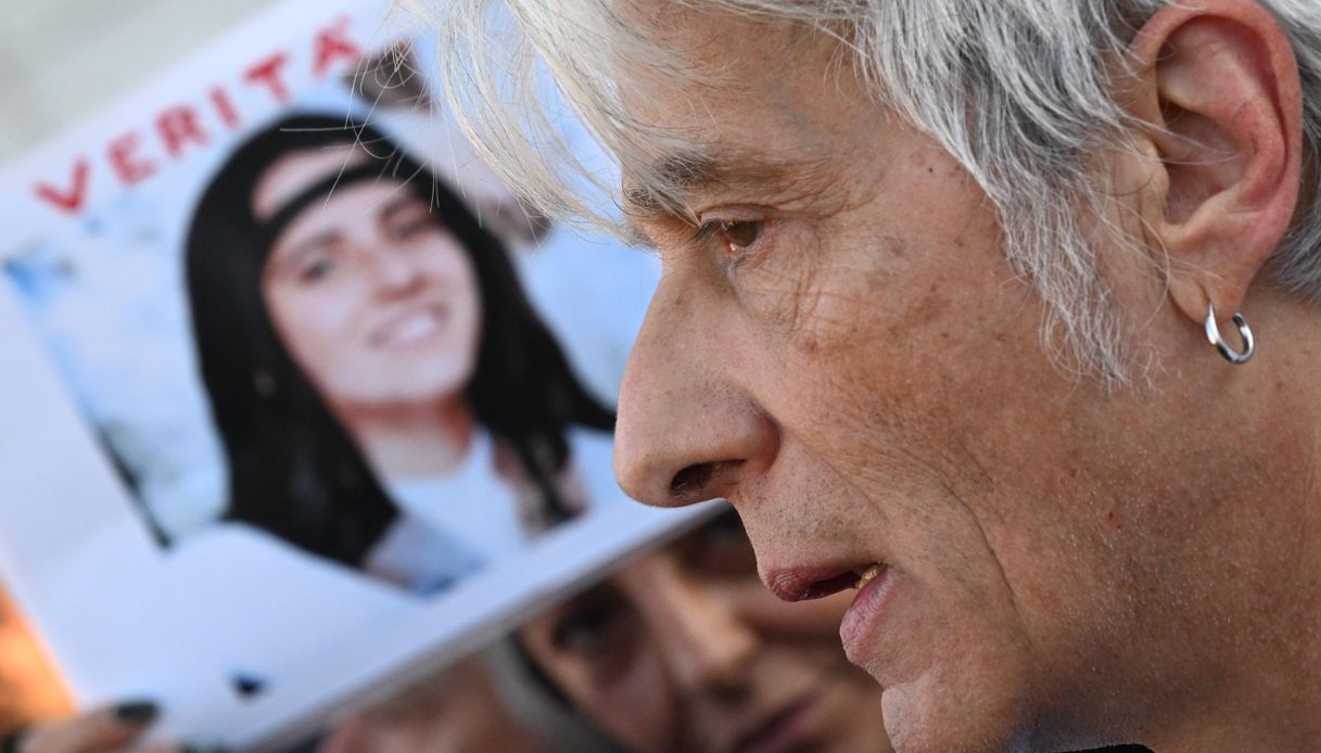 Scomparsa Emanuela Orlandi, il fratello Pietro e il blogger indagato: "Racconta il falso, bannato più volte" Scomparsa Emanuela Orlandi, il fratello Pietro e il blogger indagato: "Racconta il falso, bannato più volte"
