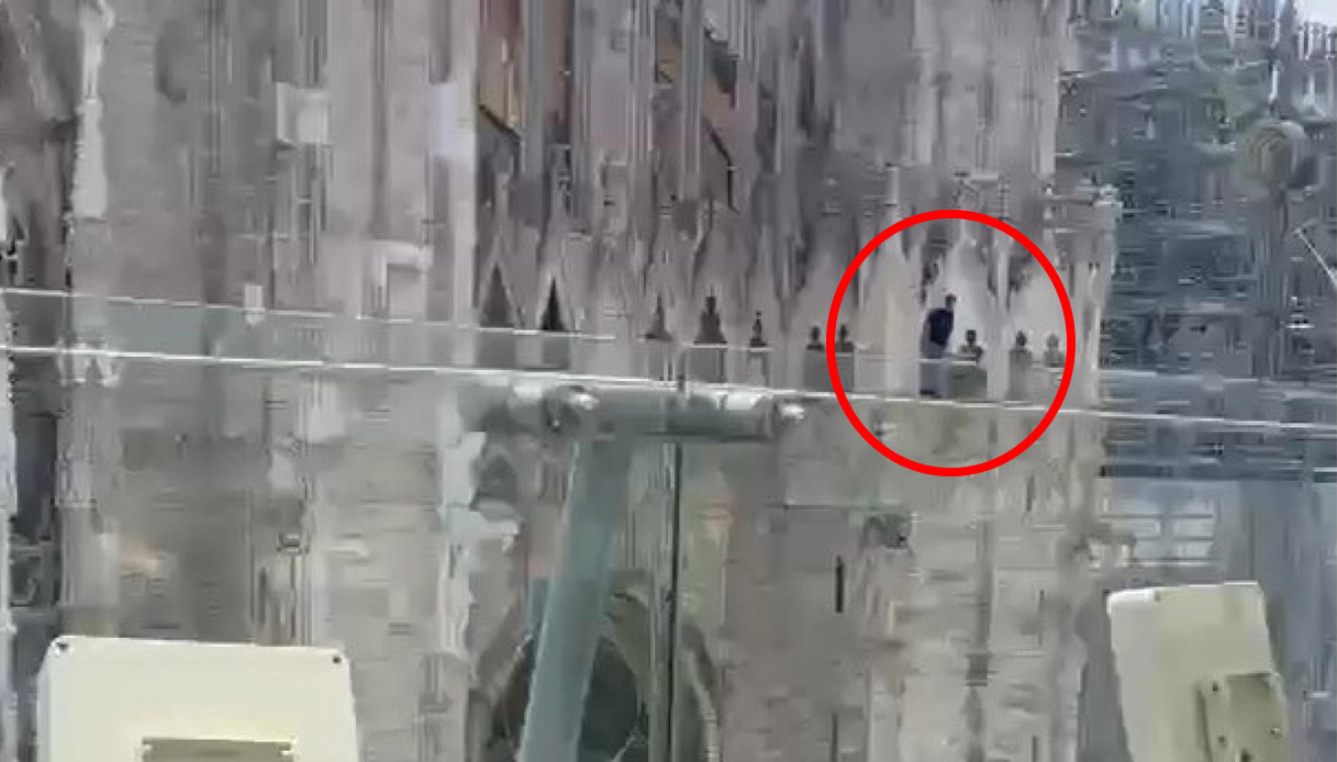 Emanuele De Maria morto suicida a Milano, il video del salto nel vuoto dal Duomo Emanuele De Maria morto suicida a Milano, il video del salto nel vuoto dal Duomo