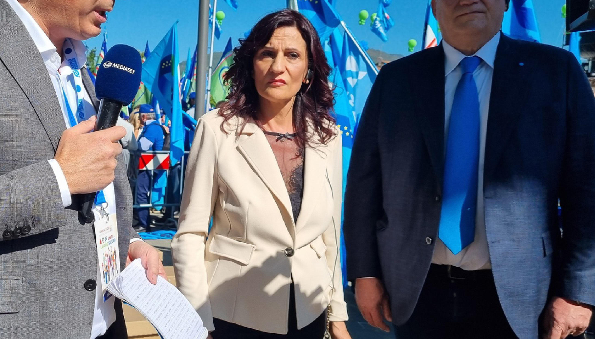 Festa del Lavoro, in piazza per il Primo Maggio la mamma di Luana D’Orazio porta la scarpa della figlia Festa del Lavoro, in piazza per il Primo Maggio la mamma di Luana D’Orazio porta la scarpa della figlia
