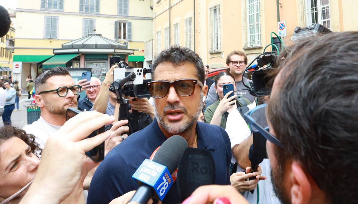 fabrizio corona difende alberto stasi fuori dalla procura di pavia i colpevoli sono 4 lui non c entra 