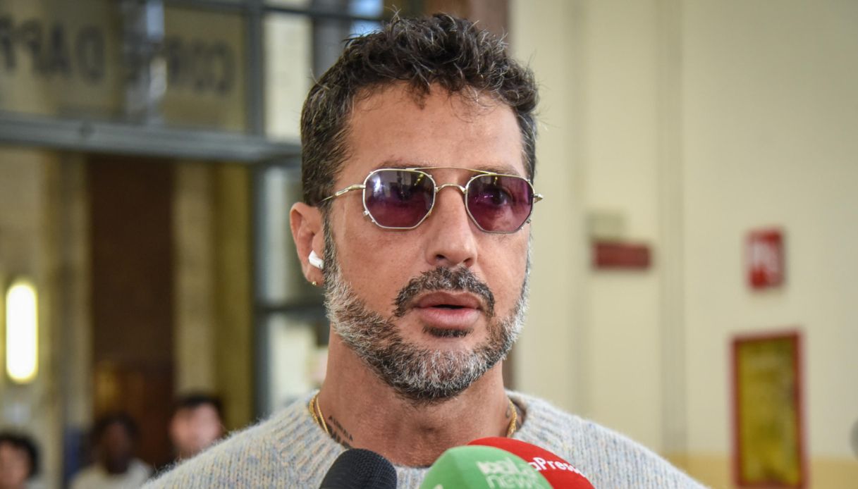 https://wips.plug.it/cips/notizie.virgilio.it/cms/2025/05/fabrizio-corona-roma-petardo-teatro-ambra-jovinelli.jpg