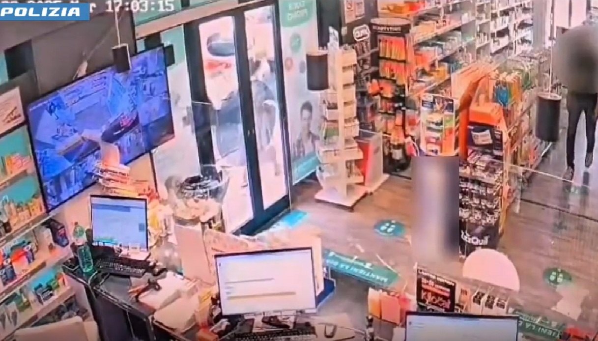 rapina a mano armata in una farmacia di roma quattro arresti le immagini del furto da Notizie.virgilio.it rapina a mano armata in una farmacia di roma quattro arresti le immagini del furto