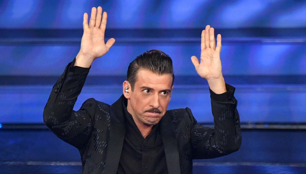 Francesco Gabbani saluta il pubblico