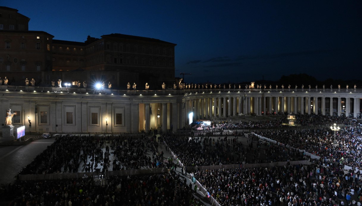 https://wips.plug.it/cips/notizie.virgilio.it/cms/2025/05/fumata-nera-conclave.jpg