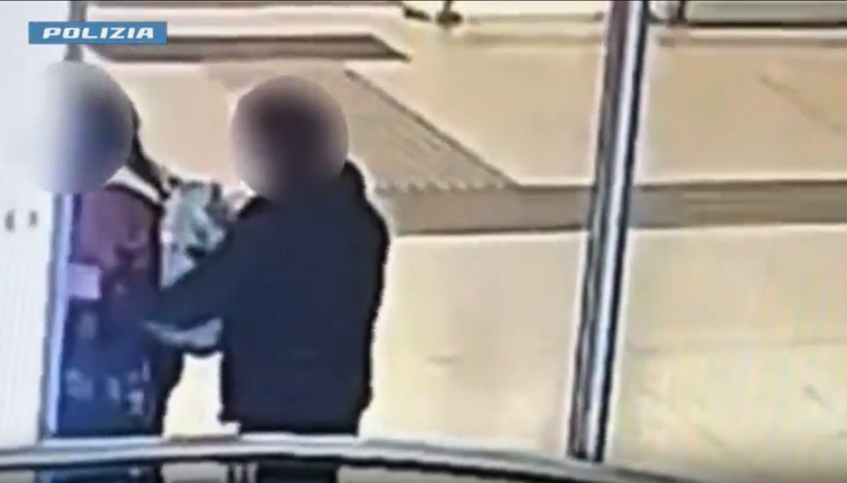video furto da Notizie.virgilio.it il video di un furto ai danni di una donna alla stazione termini di roma arrestato 28enne