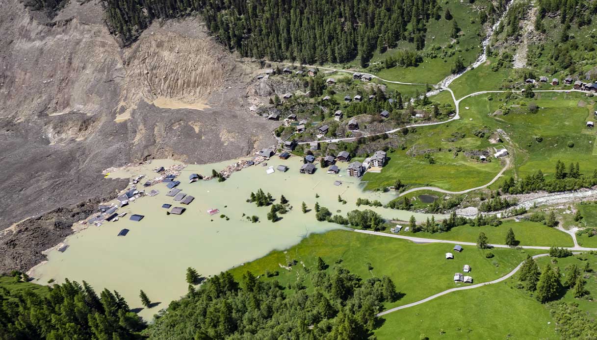 https://wips.plug.it/cips/notizie.virgilio.it/cms/2025/05/ghiacciaio-blatten-crollo.jpg