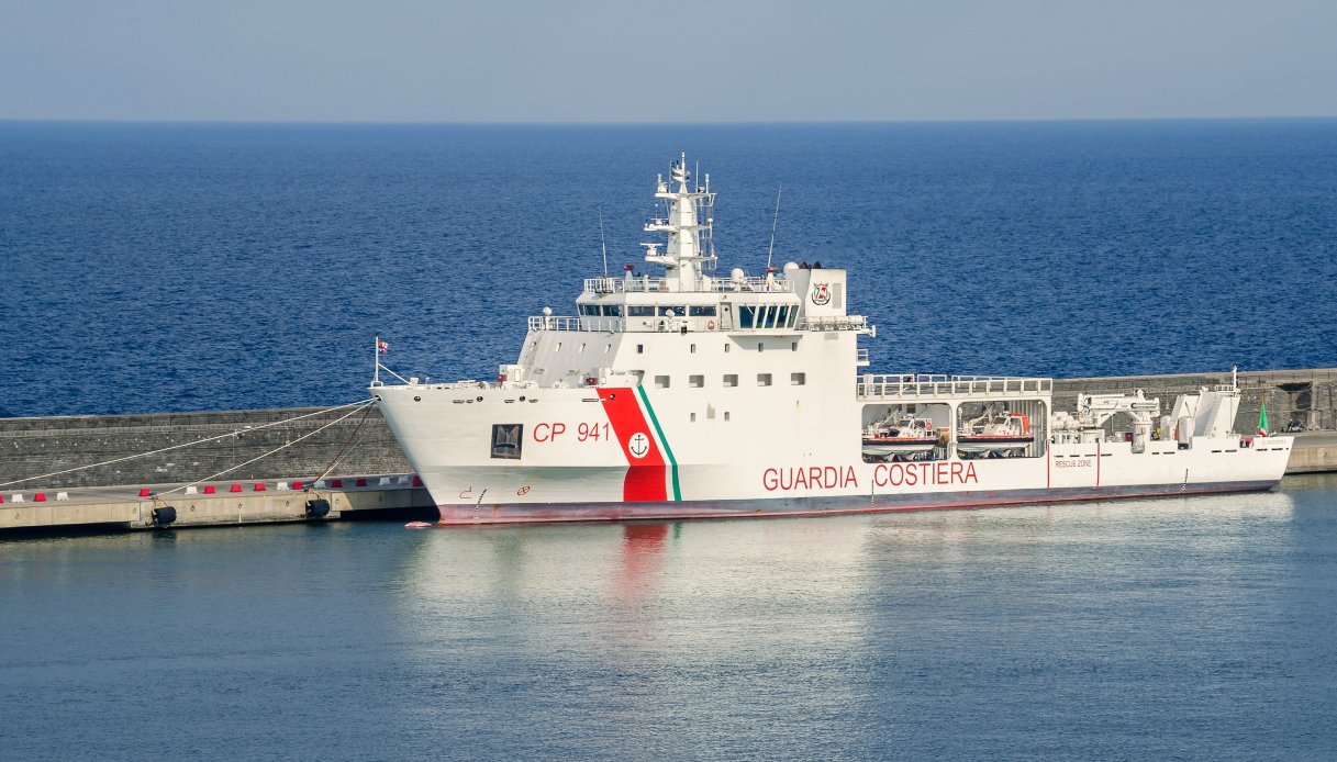 vento forte a catania nave da crociera rompe gli ormeggi nel porto due turisti caduti in mare
