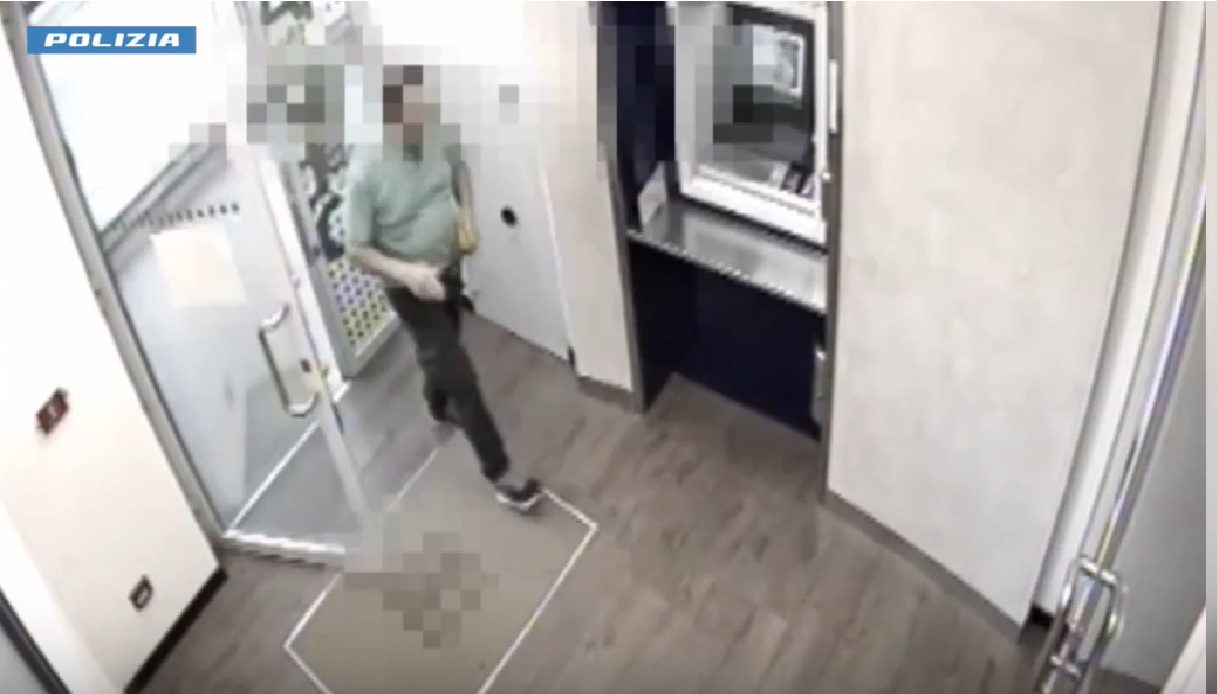 Il video del finto idraulico arrestato a Bologna, 28 furti in pochi mesi e bottino da 15 mila euro: come agiva Il video del finto idraulico arrestato a Bologna, 28 furti in pochi mesi e bottino da 15 mila euro: come agiva