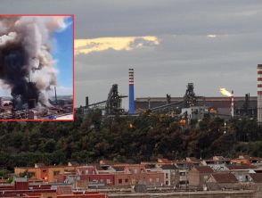 Esplosione all'ex Ilva di Taranto e incendio dopo lo scoppio del tubo dell'altoforno, colonna di fumo nero