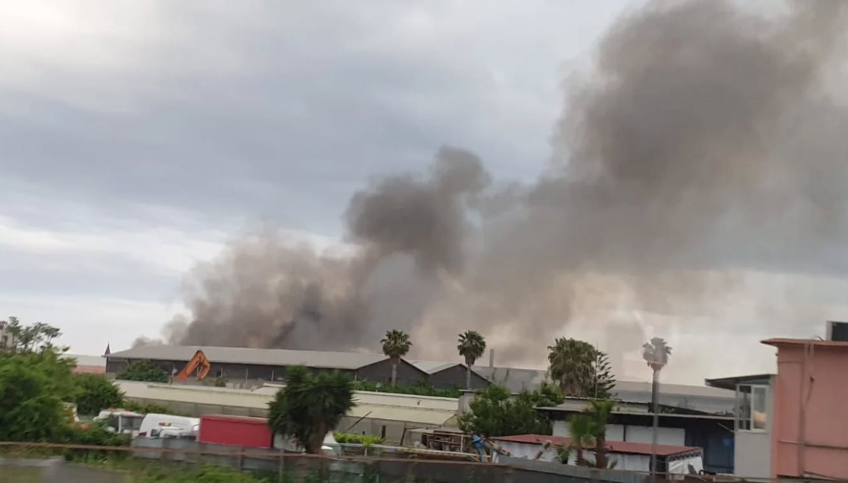 Incendio nel da Notizie.virgilio.it incendio nel quartiere barra di napoli in fiamme i capannoni di tre aziende fumo nero su tutta la città
